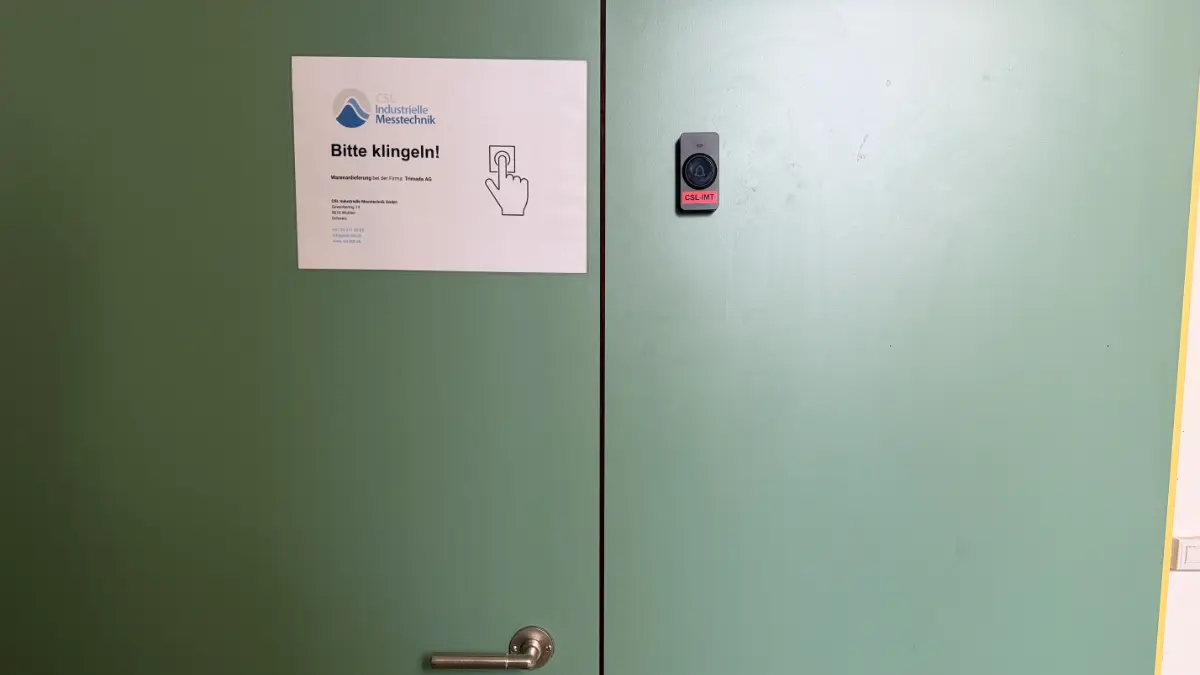 Green laboratory door on the lower floor with CSL-IMT doorbell