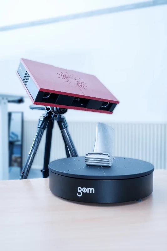 3D fringe-projection scanner on a tripod with rotary table