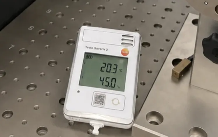 Thermometer 20 °C im Messraum